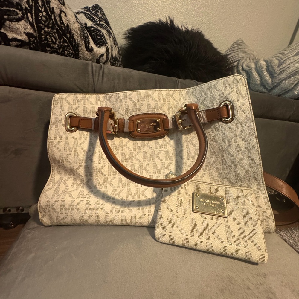 Michael Kors Hamilton Shoulder Handbag with matching wallet